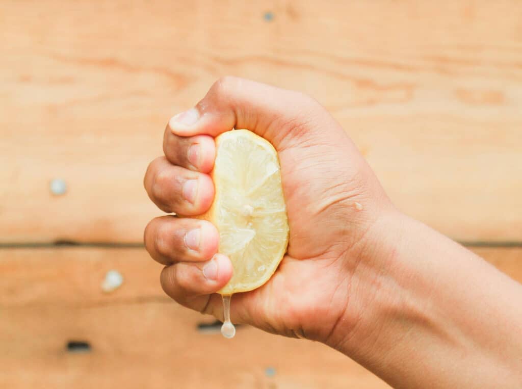 Teppich mit Zitronensaft reinigen