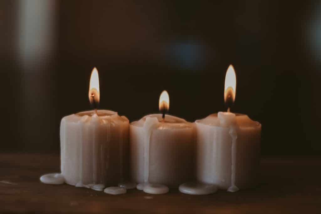 Kerzenwachs auf Teppichen und Polstern schonend reinigen