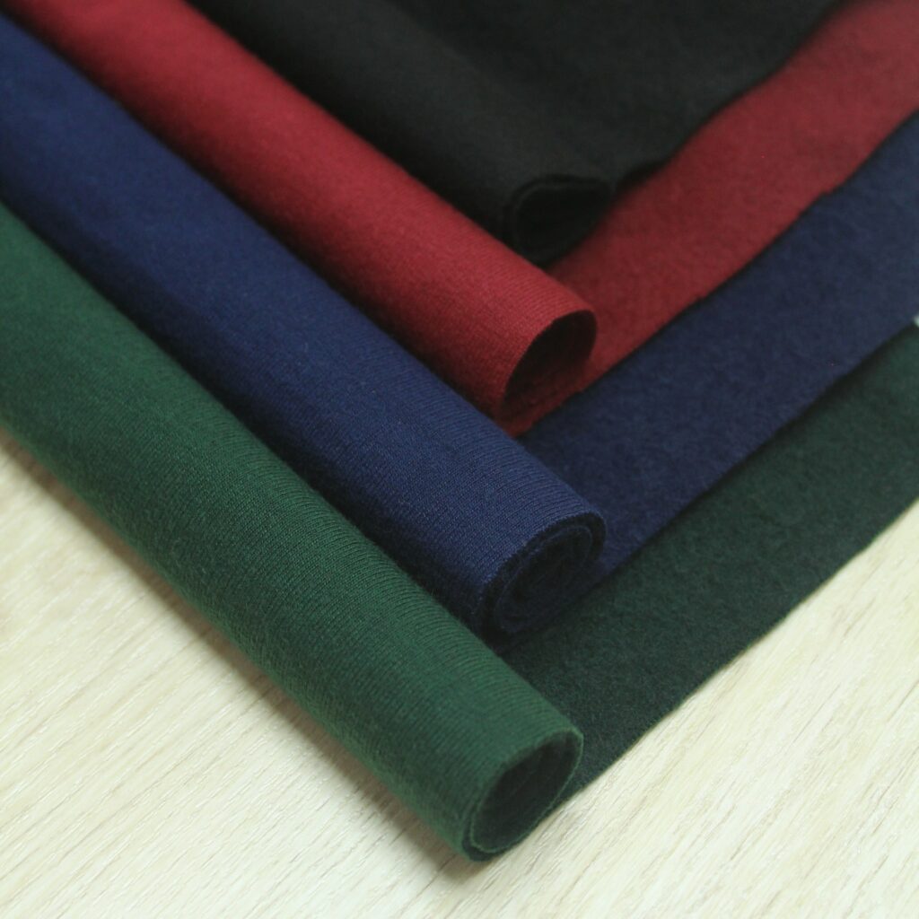 Teppiche gefertigt aus synthetischen Polyester-Fasern