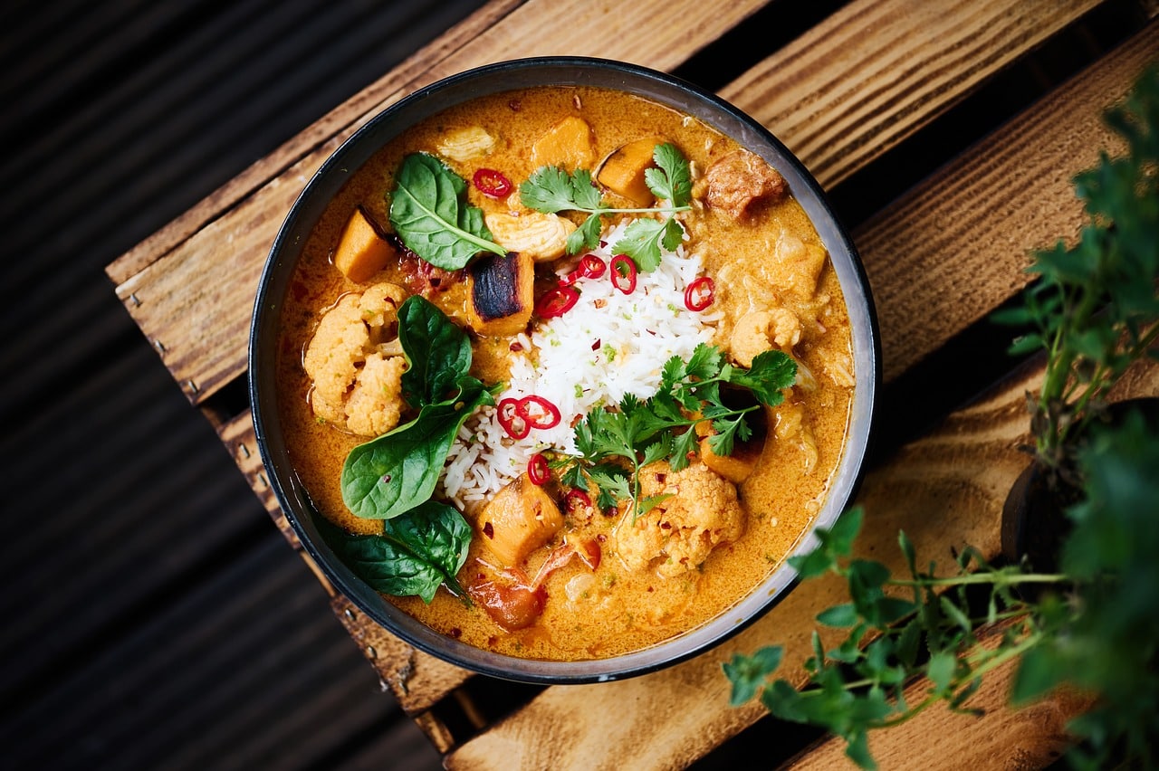 Entfernung und Reinigung von Curry-Flecken im Teppich