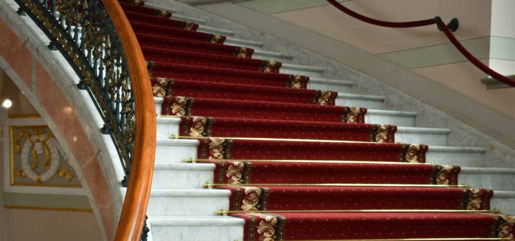 Reinigung von Stufenmatten und Teppich auf Treppen