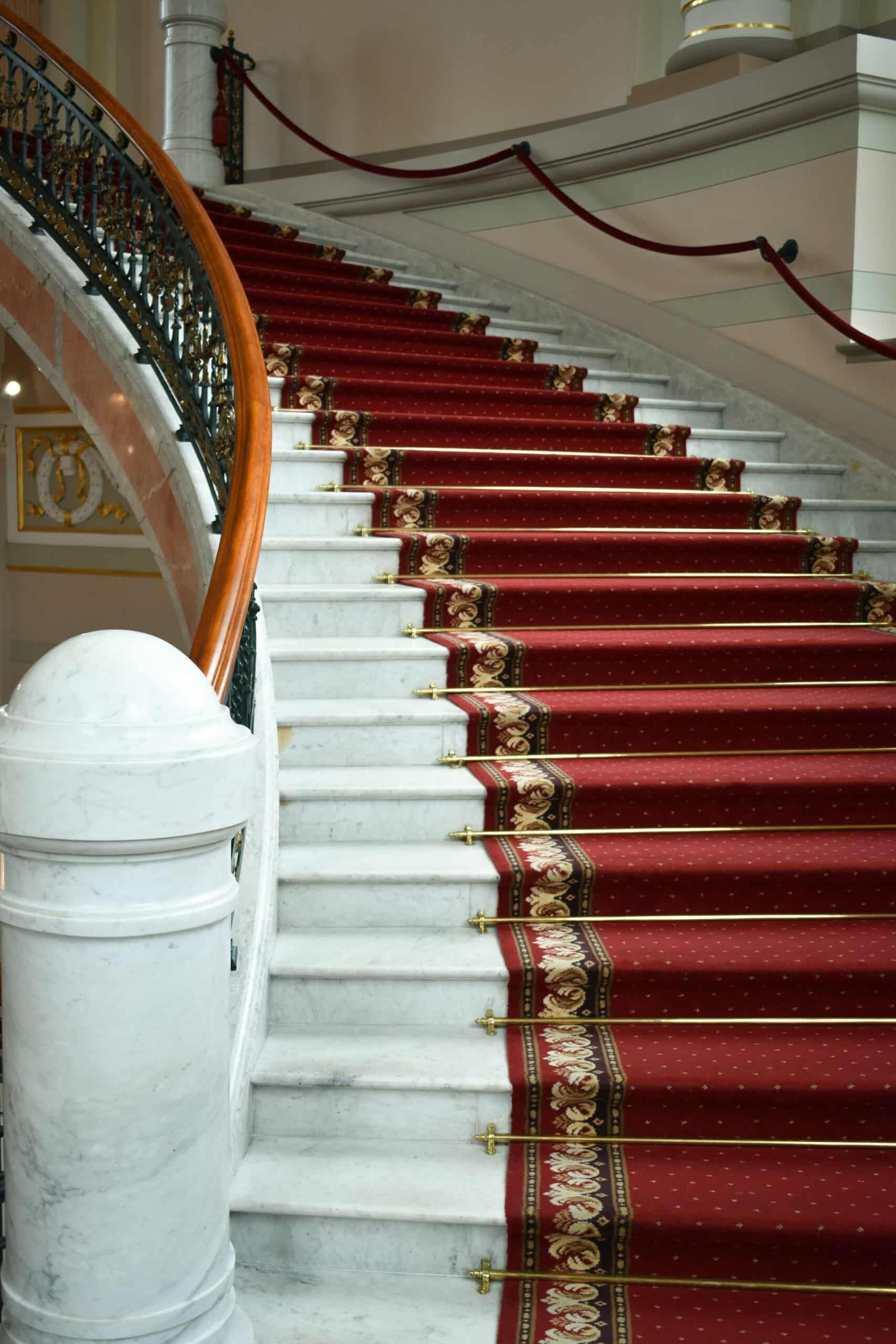 Treppe mit Teppich ausgelegten Stufen